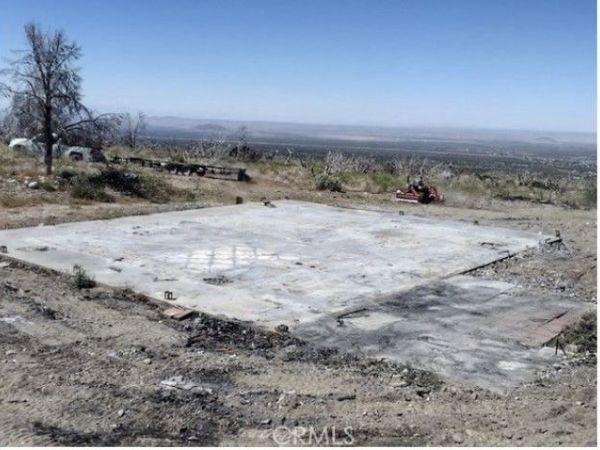 28401 263rd St E, Llano, CA 93544