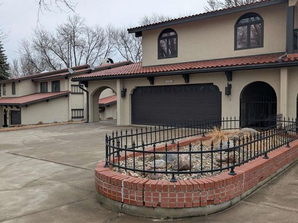 438 12TH AVENUE CIR NE, Unit B, Sioux Center, IA 51250