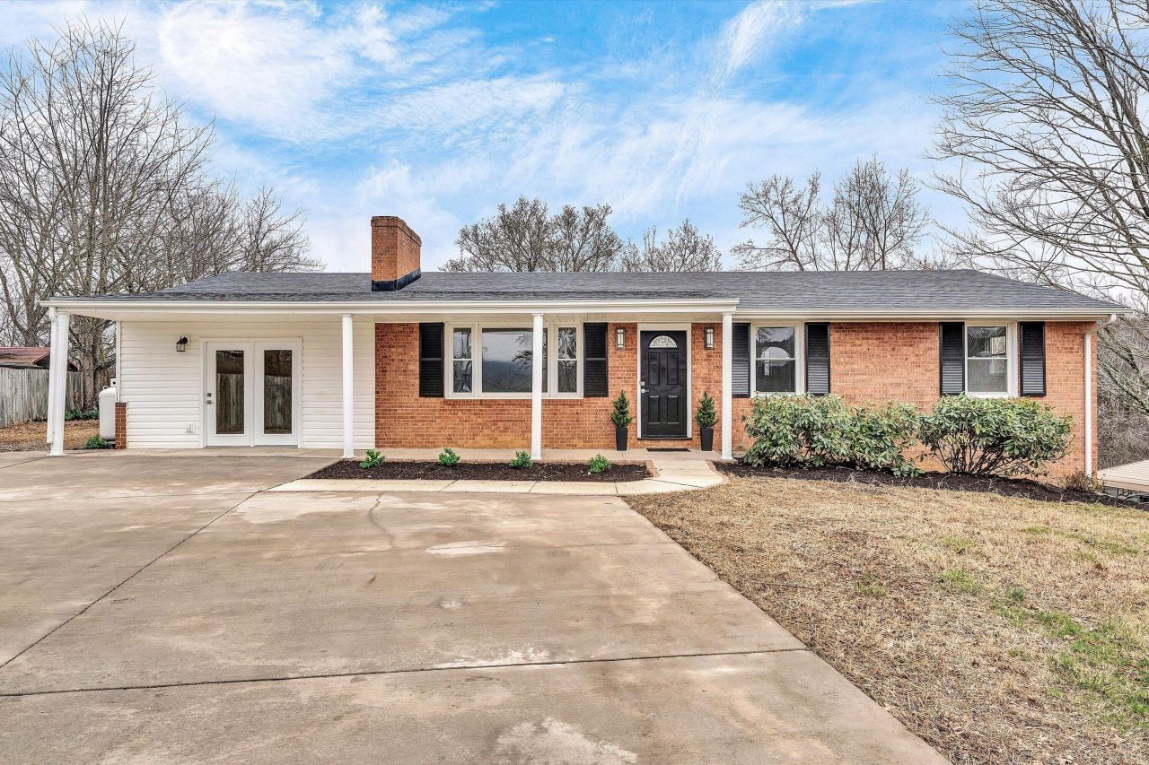 1462 Lakeridge Cir, Troutville, VA 24175 Main Photo