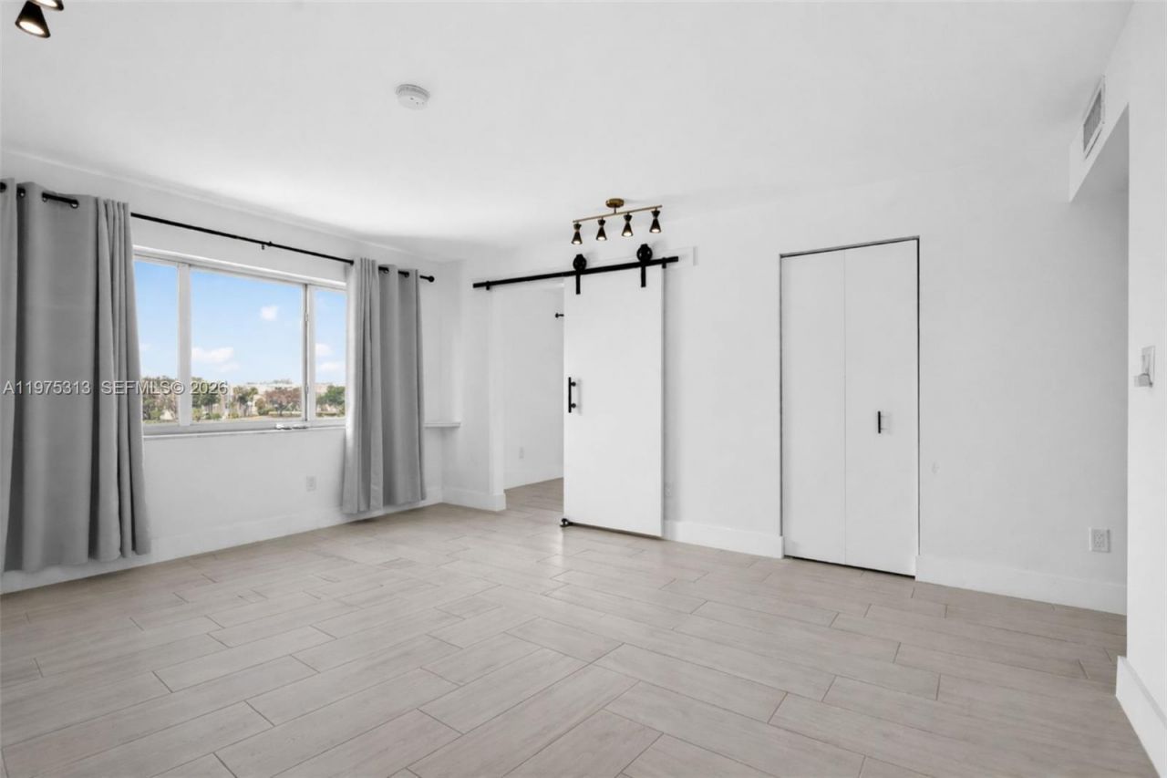 877 NE 195th St , Unit 422, Miami, FL 33179 Photo