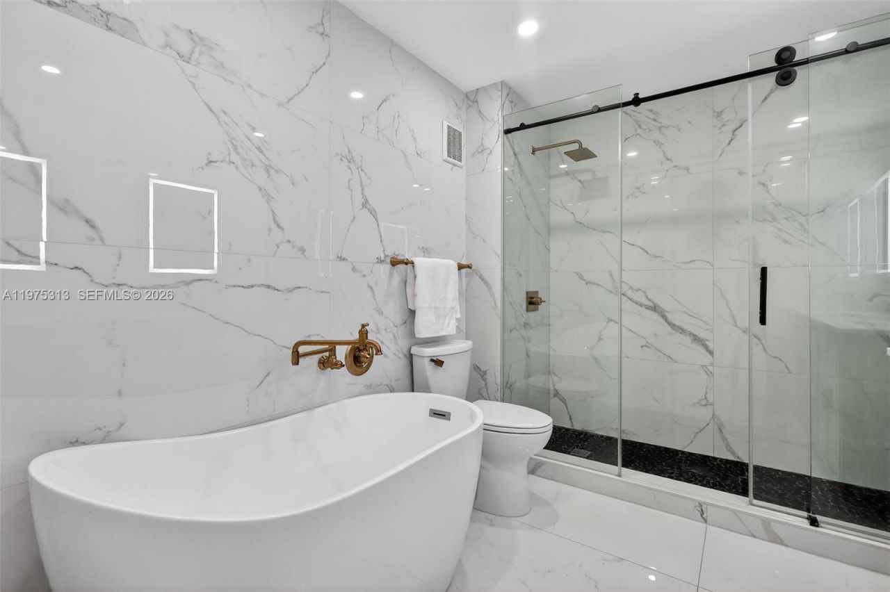 877 NE 195th St , Unit 422, Miami, FL 33179 Photo