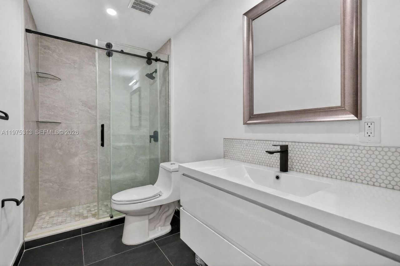 877 NE 195th St , Unit 422, Miami, FL 33179 Photo