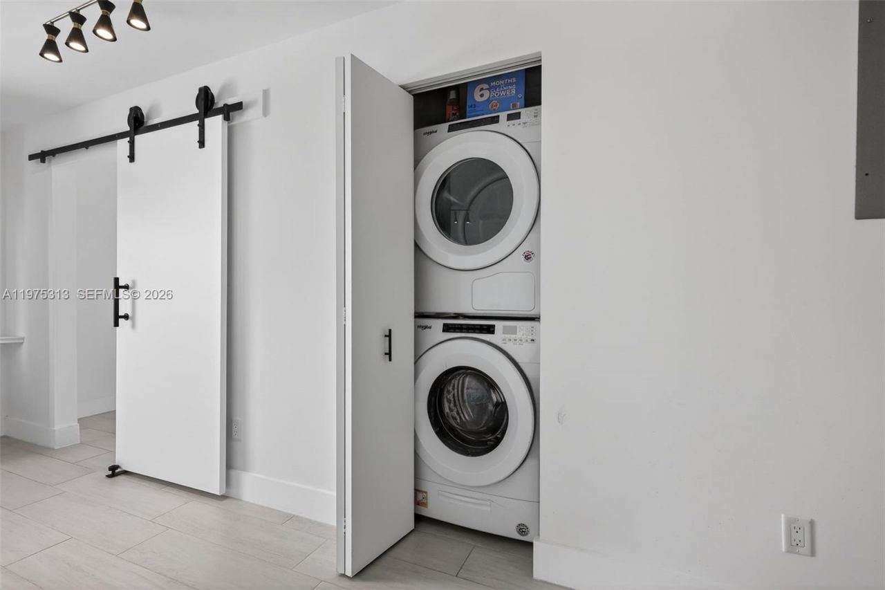 877 NE 195th St , Unit 422, Miami, FL 33179 Photo