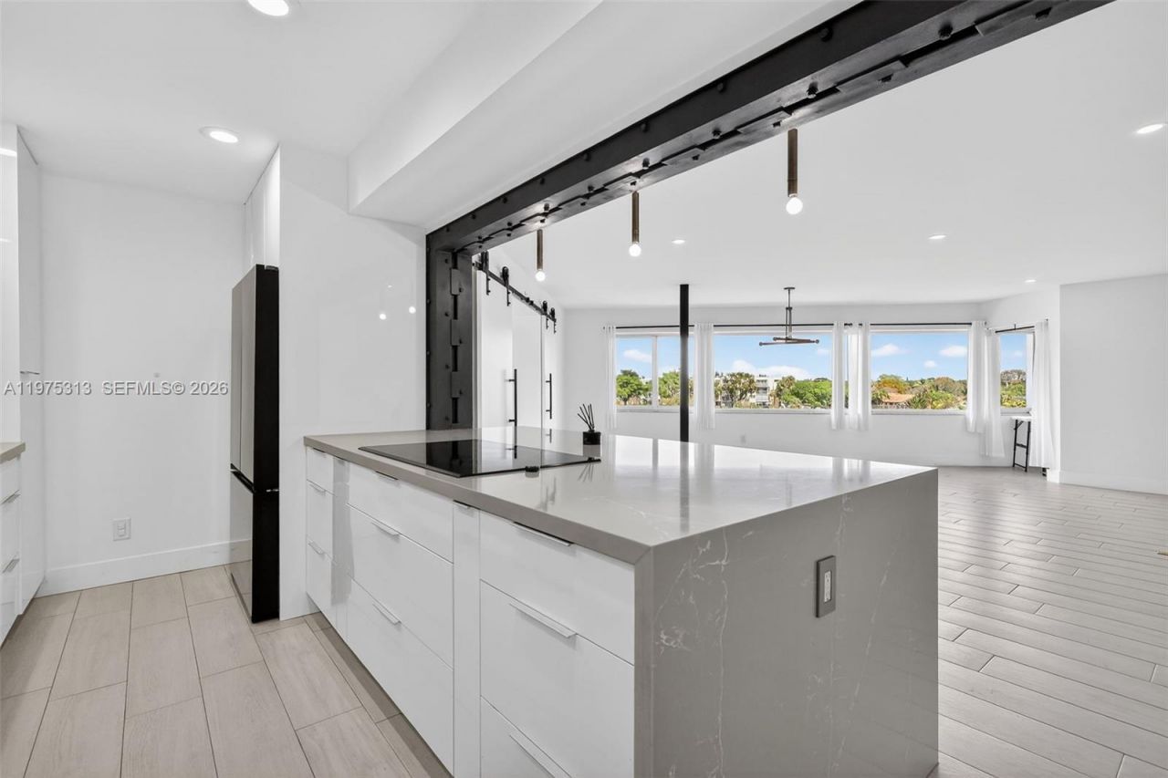 877 NE 195th St , Unit 422, Miami, FL 33179 Photo