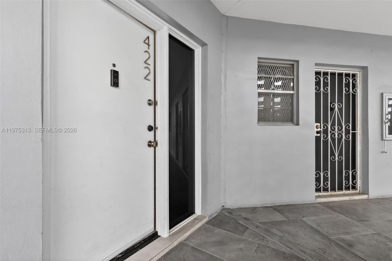 877 NE 195th St , Unit 422, Miami, FL 33179 Photo