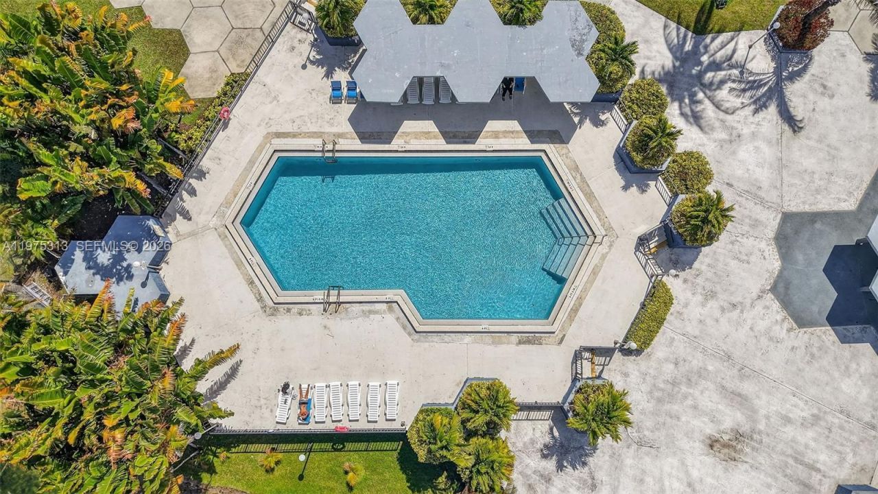 877 NE 195th St , Unit 422, Miami, FL 33179 Photo