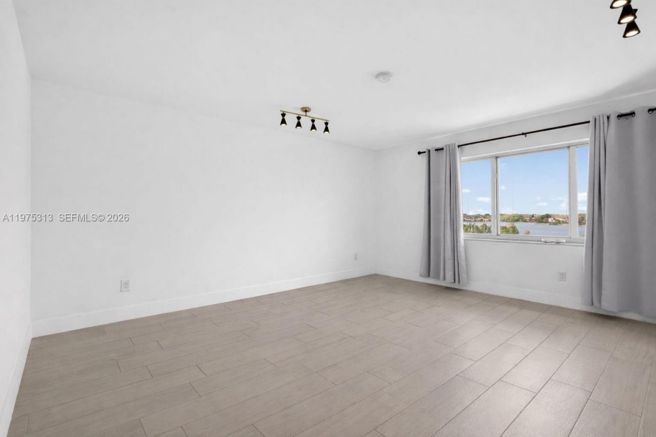 877 NE 195th St , Unit 422, Miami, FL 33179 Photo