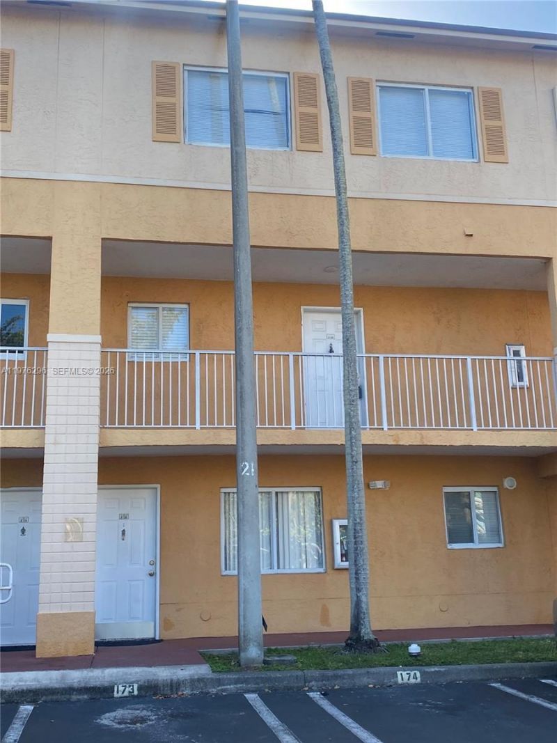 6245 Kendale Lakes Cir, Unit 209, Miami, FL 33183 Photo