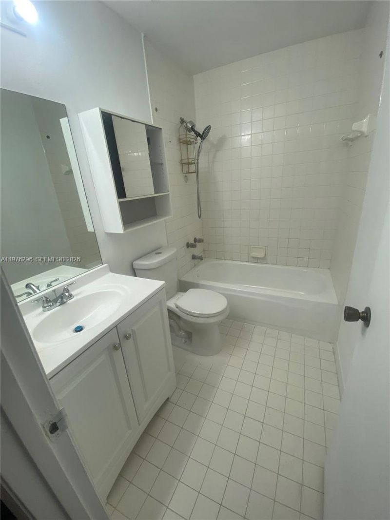 6245 Kendale Lakes Cir, Unit 209, Miami, FL 33183 Photo