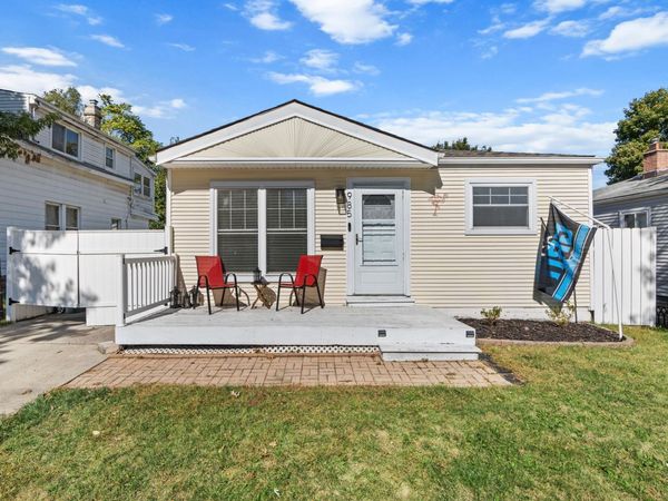 985 E Jarvis Avenue, Hazel Park, MI 48030