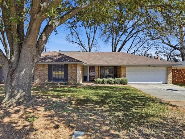 5001 Trails Edge Drive, Arlington, TX 76017