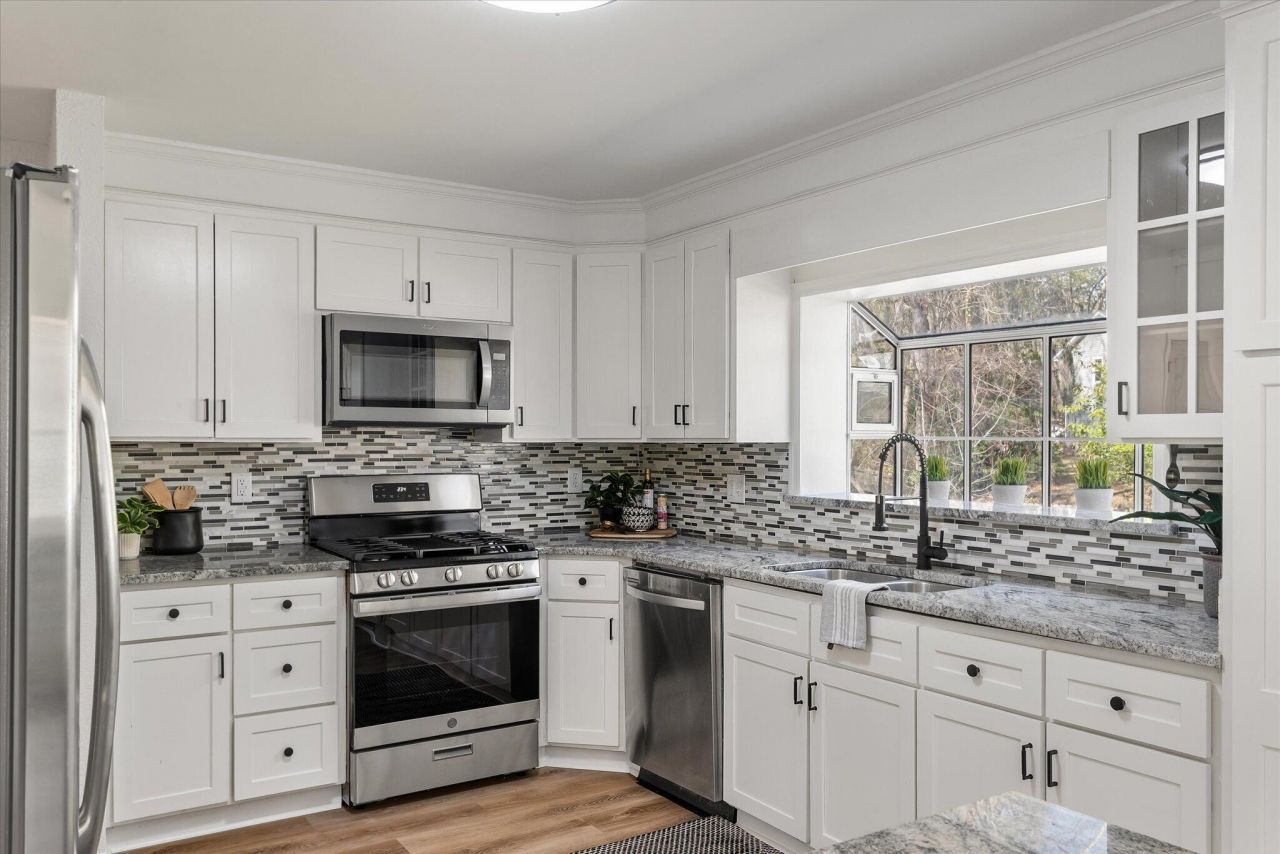 325 Fairington Drive Photo 12