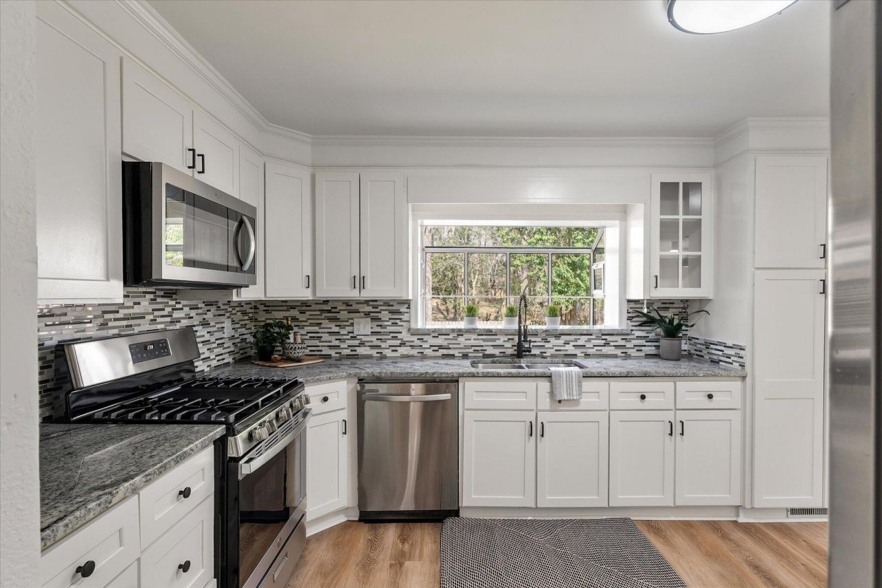 325 Fairington Drive Photo 14