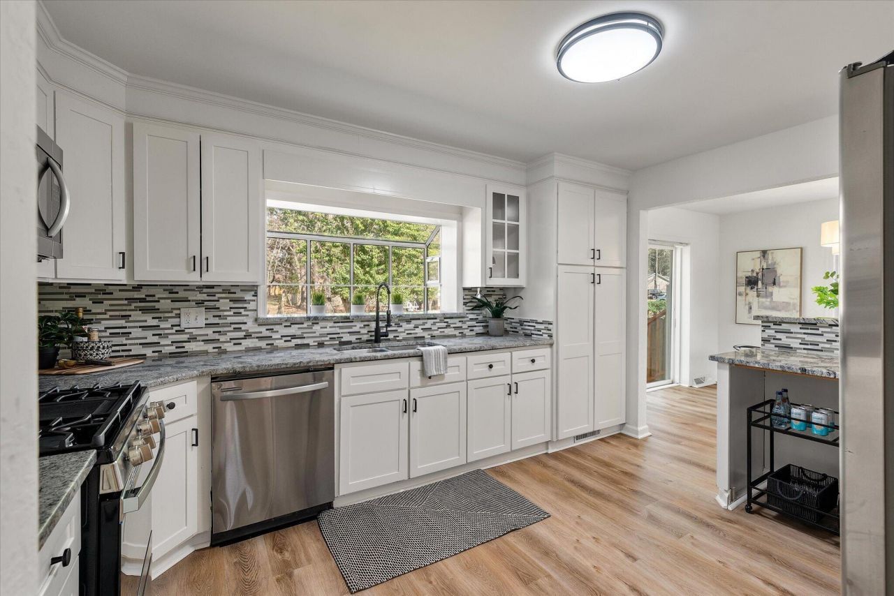 325 Fairington Drive Photo 15