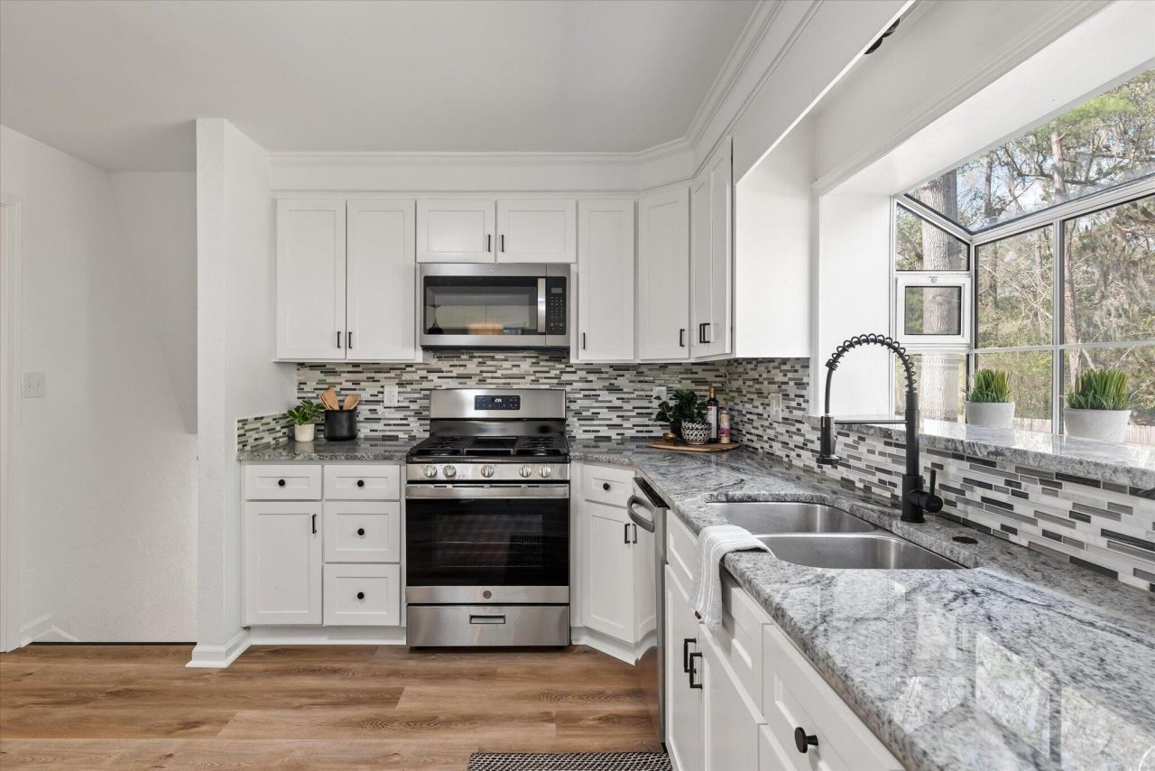 325 Fairington Drive Photo 16