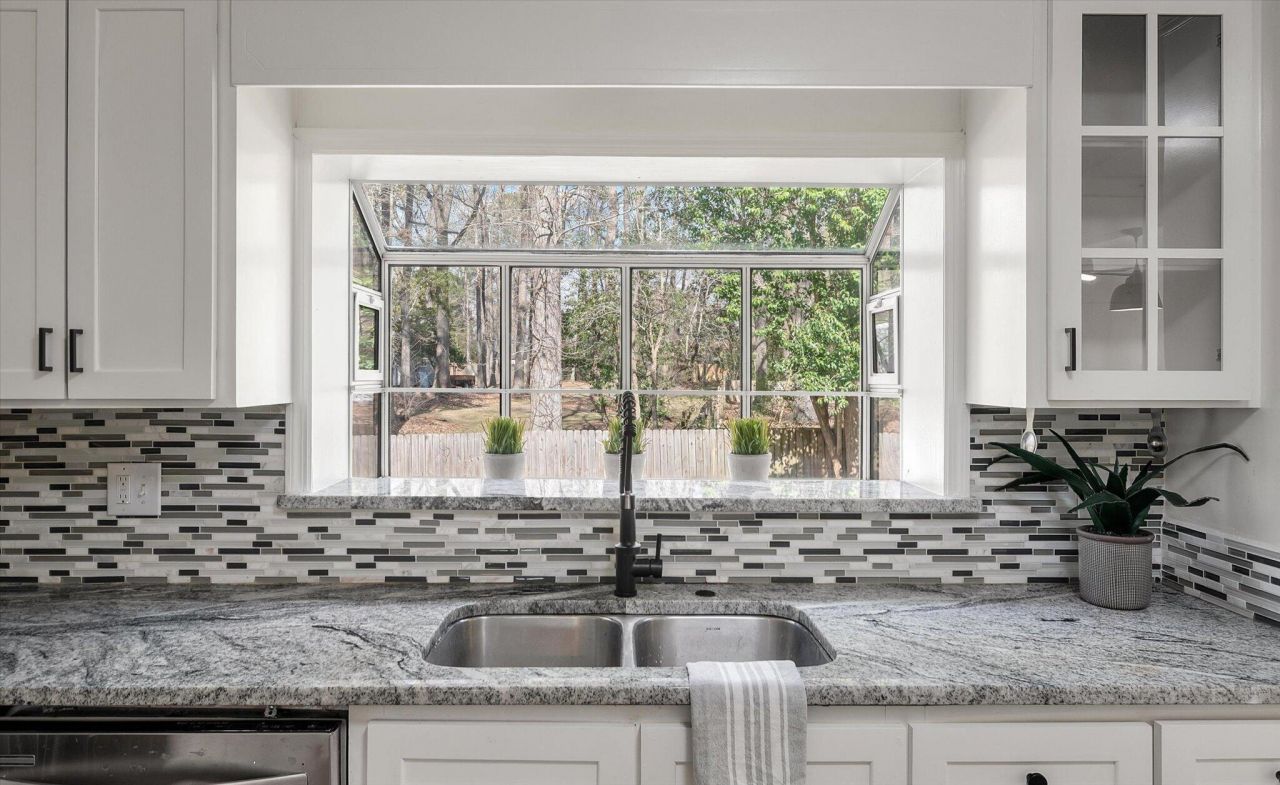 325 Fairington Drive Photo 17