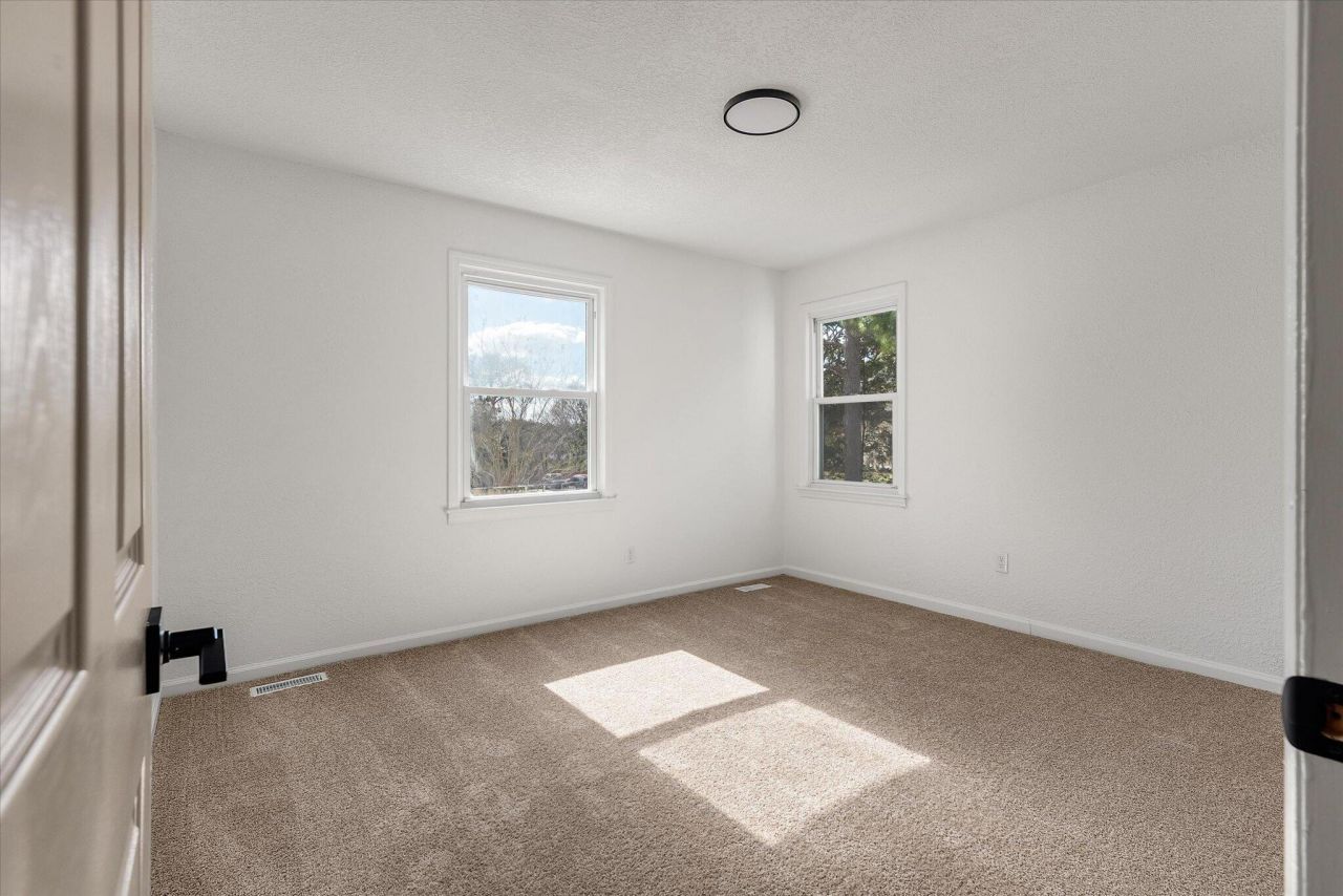 325 Fairington Drive Photo 24