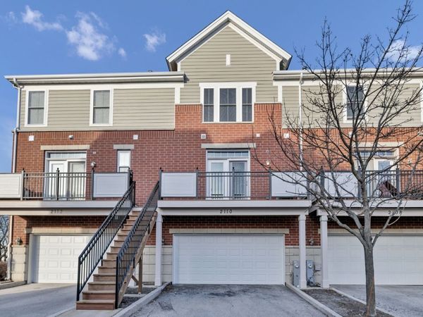 2110 S Crambourne Way, Arlington Heights, IL 60005