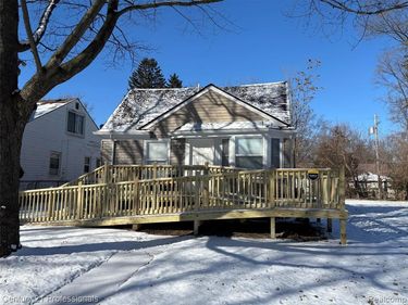 19767 Greenview Road, Detroit, MI 48219