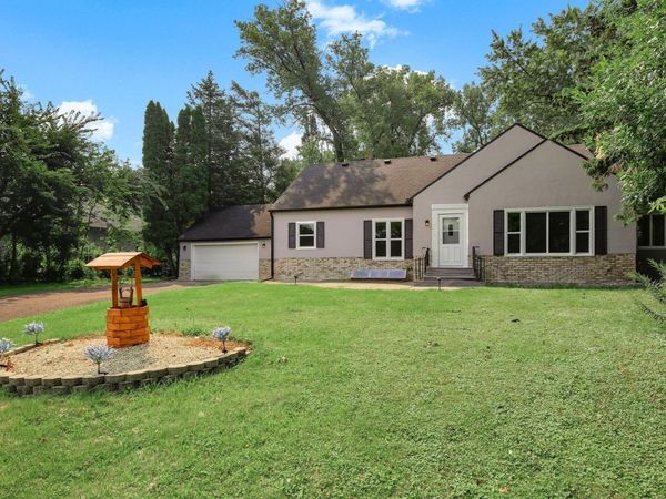 770 Viking Drive E, Maplewood, MN 55117