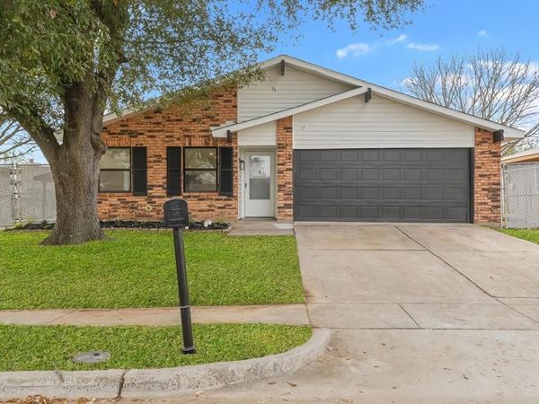 617 Parkvale Lane, Grand Prairie, TX 75052