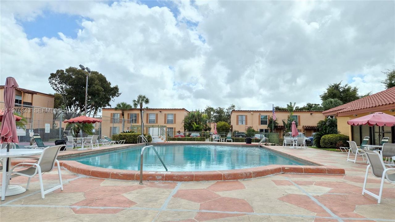 7220 Fairway Dr, Unit G8, Miami Lakes, FL 33014 Photo