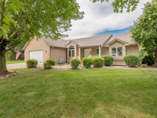 910 Deercreek Parkway, Belle Plaine, MN 56011