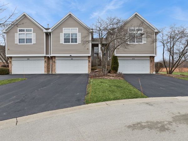 272 Prairie View Lane , Wheeling, IL 60090