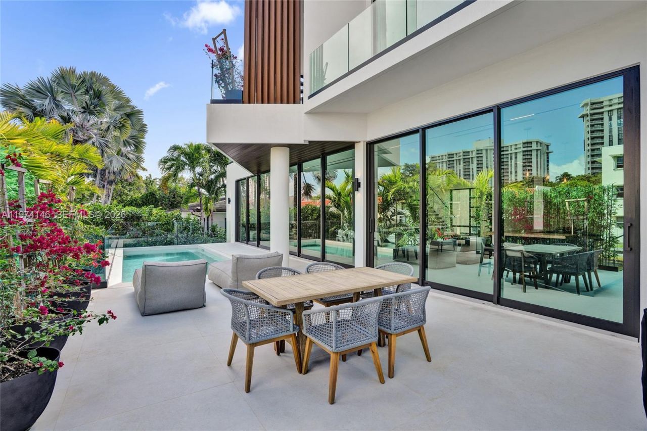 1379 NE 104th St , Miami Shores, FL 33138 Photo