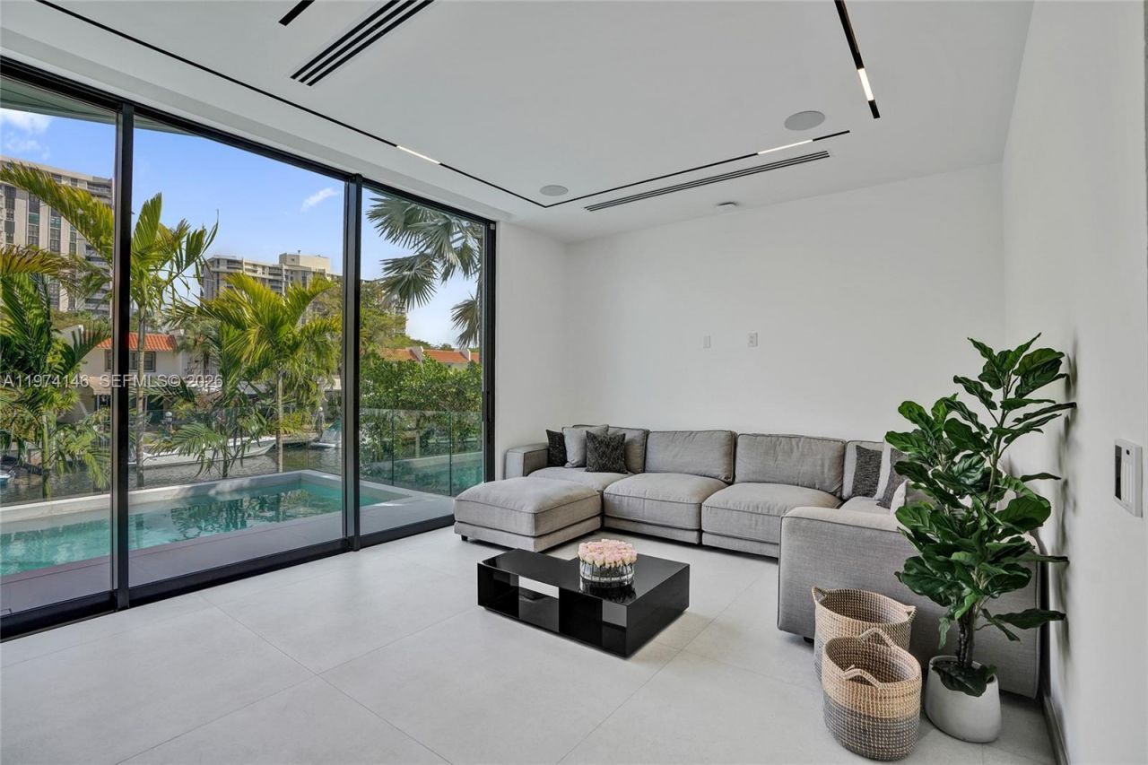 1379 NE 104th St, Miami Shores, FL 33138 Photo