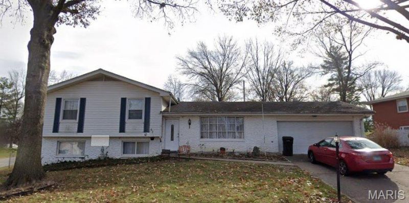 4921 Chateau Drive, Godfrey, IL 62035 Main Photo