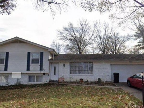 4921 Chateau Drive, Godfrey, IL 62035