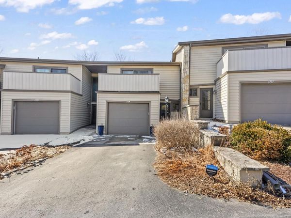 987 Lake Country COURT, Oconomowoc, WI 53066