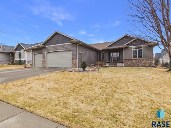 2105 S Silverpine Ct, Sioux Falls, SD 57110
