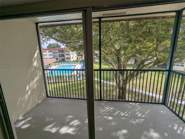 9800 Hollybrook Lake Drive, Unit 9-303, Pembroke Pines, FL 33025