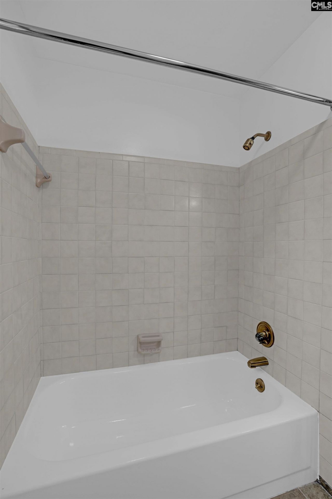 107 Heatherton Court  Photo 36