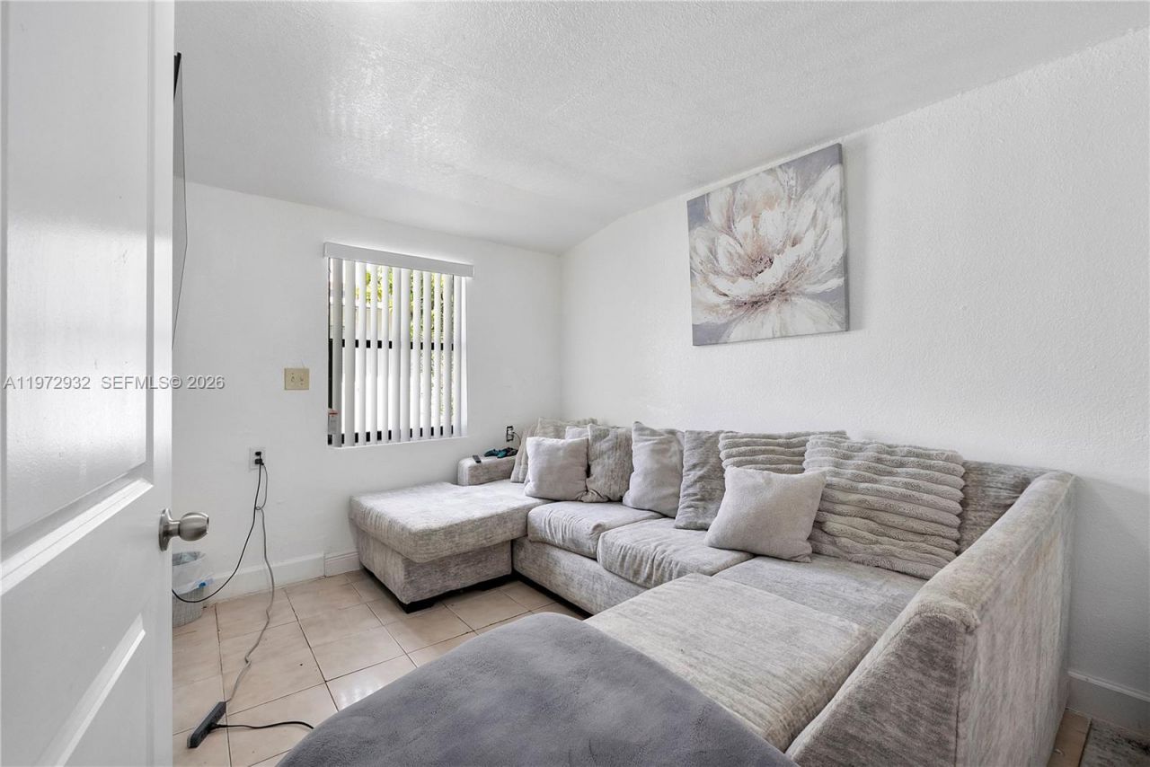 1563 NE 148th St, Miami, FL 33161 Photo