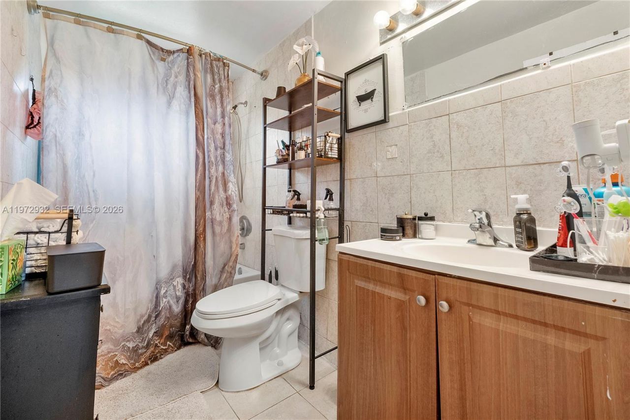 1563 NE 148th St, Miami, FL 33161 Photo