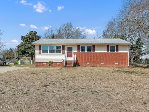 306 Glancy Street , Swansboro, NC 28584