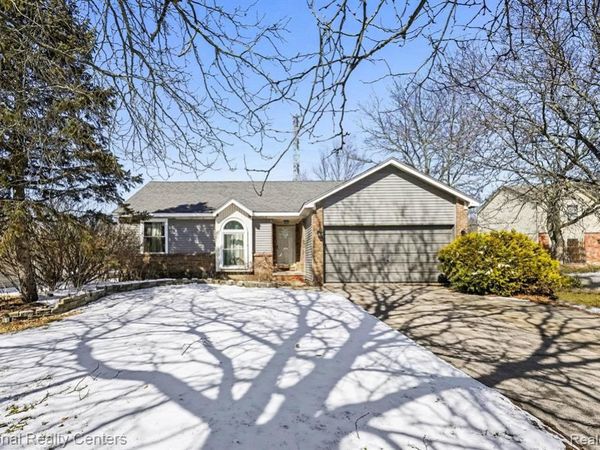 2510 Wenona Drive, Wixom, MI 48393