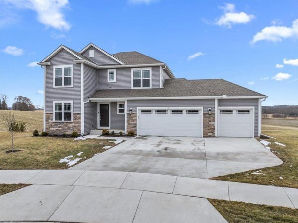 177 Emerald CIRCLE, Saukville, WI 53080