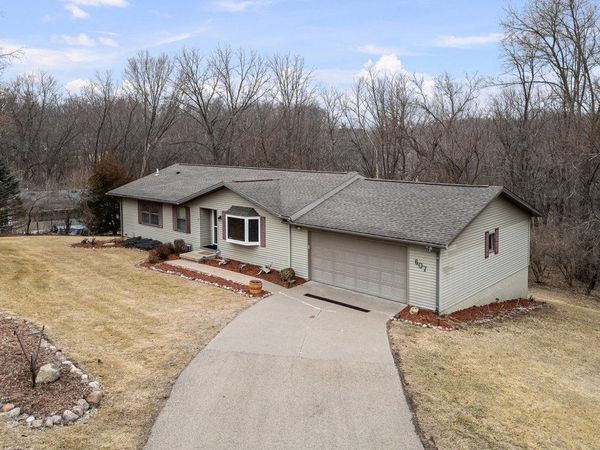 607 Reynolds Street , Le Claire, IA 52753