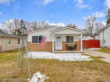 8242 Russell Street, Shelby Twp, MI 48317