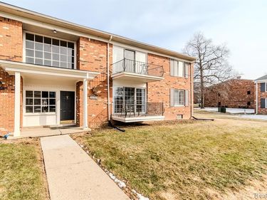 474 Fox Hills Drive N , Bloomfield Hills, MI 48304