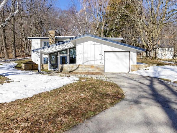413 Leelanau Avenue, Frankfort, MI 49635