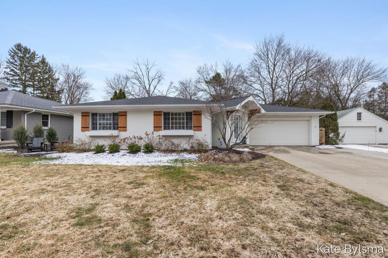 2424 Elmwood Drive Se, Grand Rapids, MI 49506 Main Photo