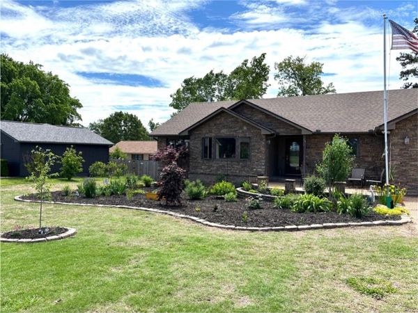 24 Indian Wells Drive , Holiday Island, AR 72631