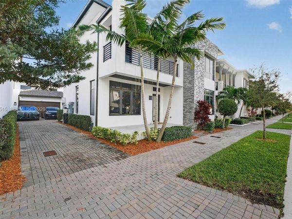 8126 NW 48th Ter, Doral, FL 33166