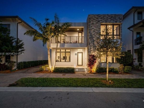 8126 NW 48th Ter, Doral, FL 33166