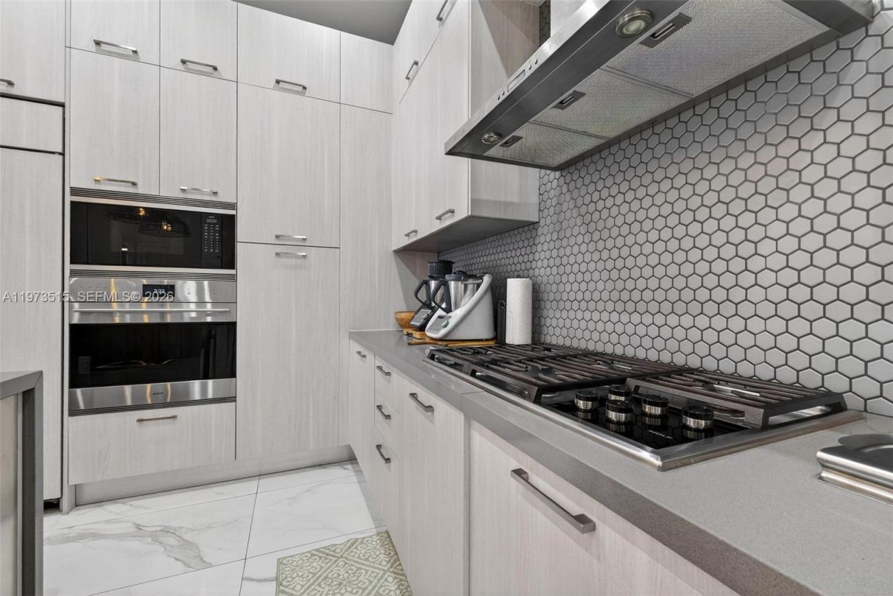 8126 NW 48th Ter, Doral, FL 33166 Photo